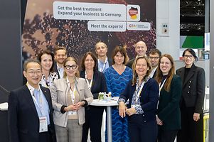 MEDICA 2023,
GTAI-Messe-Auftritt————————————————
[ © (c) Uwe Völkner / bundesfoto
Bundesfoto GbR
www.bundesfoto.de
redaktion@bundesfoto.de
Mobil: 0171 - 5483 127
Tel: 030 - 5771 0932
Kurfürstendamm 15
10719 Berlin