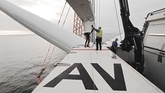 Mounting rotors on a REpower 5M in the Alpha Ventus Offshore Wind Park