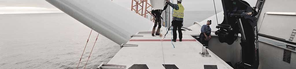 Mounting rotors on a REpower 5M in the Alpha Ventus Offshore Wind Park