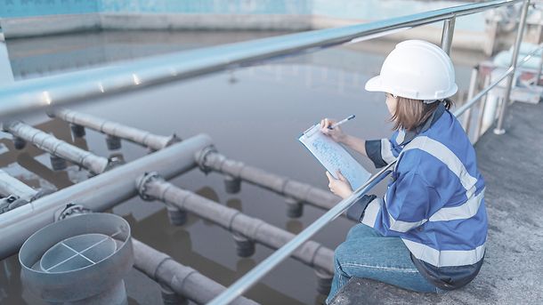 Environmental engineers work at wastewater treatment plants,Water supply engineering working at Water recycling plant for reuse,Check the amount of chlorine in the water to be within the criteria.