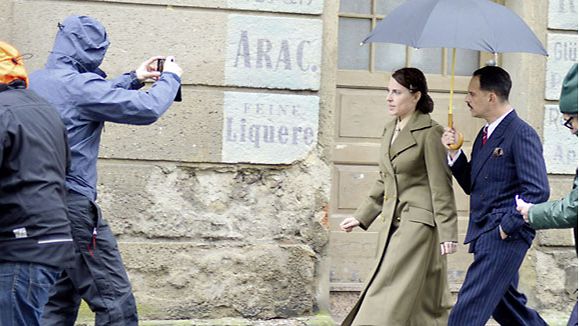 German film stars Antje Traue and Moritz Bleibtreu on set