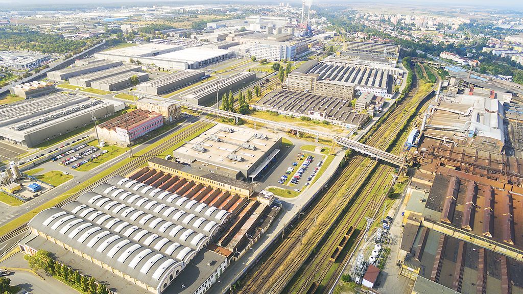 Luftaufnahme des Industriegebiets und des Technologieparks im Stadtteil Karlov in der tschechischen Stadt Pilsen, Europa. Die europ√§ische Industrie von oben.