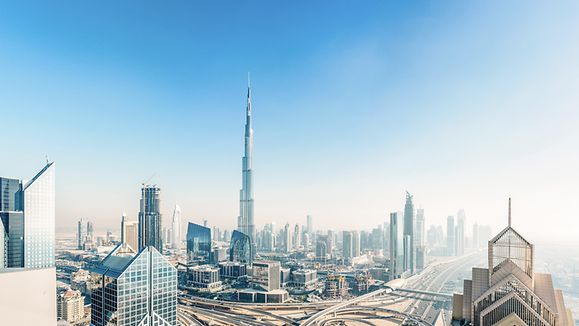 Dubai-Stadtteil mit dem Burj Khalifa, der ueber die hochmoderne Skyline.