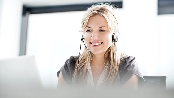 Frau mit Headset