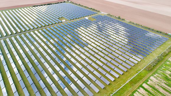 Solarpaneele auf freiem Feld