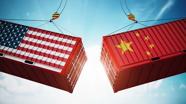 Trade wars concept with American and Chinese flag textured cargo containers clashing. 3D illustration, 3D illustration, Frachtcontainer, amerikanische und chinesische Flagge