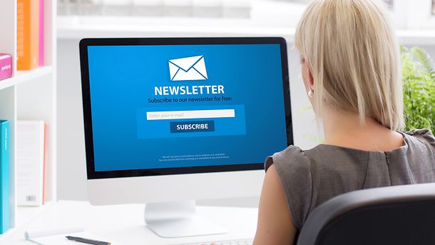 Newsletter europäische Ausschreibungen und Projekte. Woman subscribing to newsletter on some website